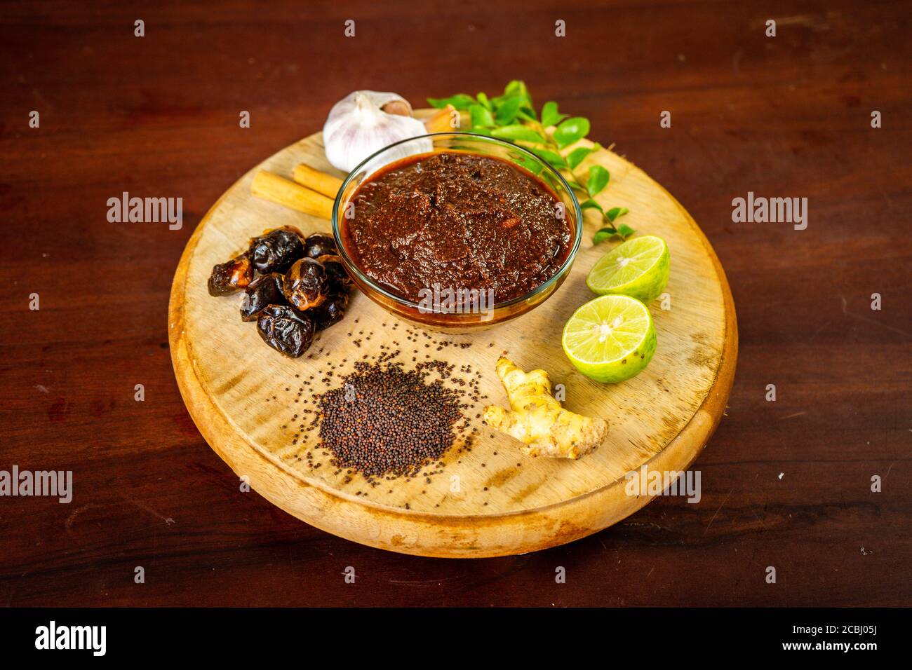 Würziges Maldives Fischgericht - (getrockneter Fisch sambol/sambal) mit grünem Blattspinat (Kankun), Pommes frites umrühren. Asiatische Küche. Stockfoto