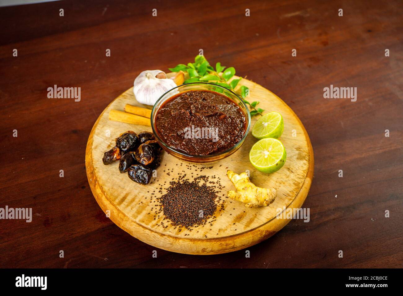 Würziges Maldives Fischgericht - (getrockneter Fisch sambol/sambal) mit grünem Blattspinat (Kankun), Pommes frites umrühren. Asiatische Küche. Stockfoto