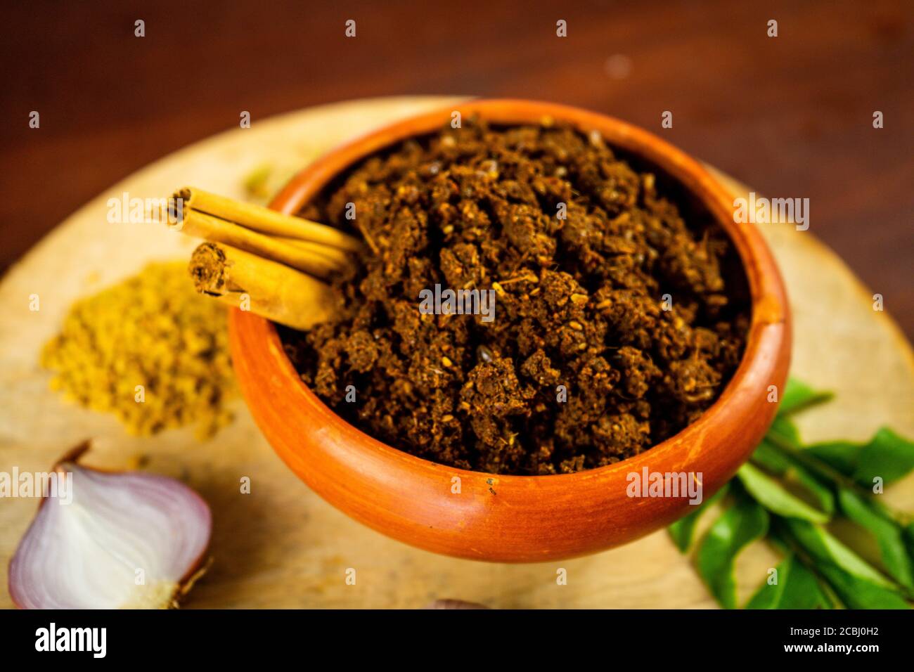 Würziges Maldives Fischgericht - (getrockneter Fisch sambol/sambal) mit grünem Blattspinat (Kankun), Pommes frites umrühren. Asiatische Küche. Stockfoto