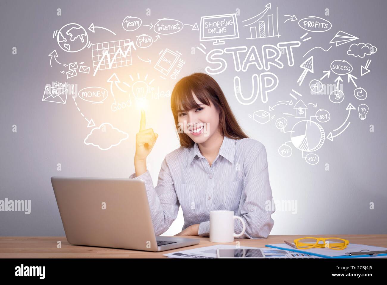 Business, Startup, Präsentation, Strategie und Menschen Konzept: Junge asiatische Geschäftsfrau mit Grafik kreative Idee für Startup-Business Skizze Plan. Stockfoto