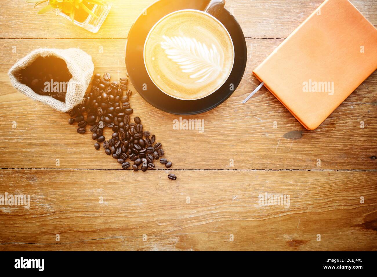 Bürotisch mit einer Tasse Kaffee und Kaffeebohne. Leere Stelle für Text. Film-Effekt Stockfoto