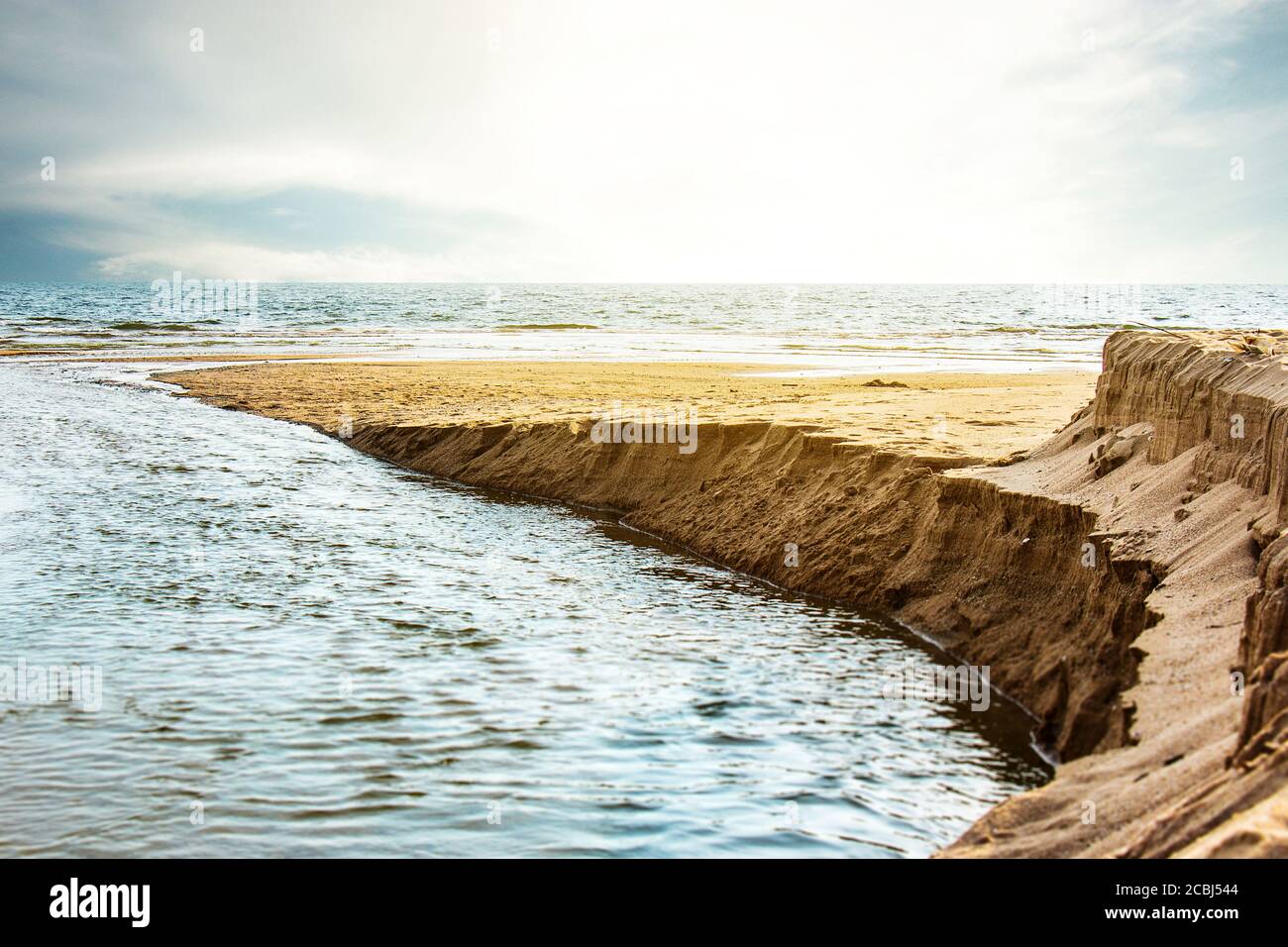 Meereslandschaft bei Sonnenuntergang. Wunderschöne Meereslandschaft. Blick auf die Klippen und den Strand. Naturzusammensetzung Stockfoto