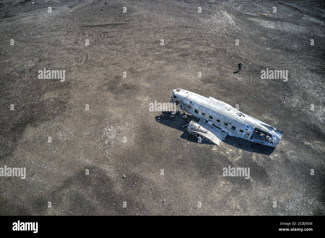 Luftaufnahme des abgestürzten Flugzeugs Dakota United States Navy Douglas Super DC-3 am Strand von island schwarzen Sandstrand. Solheimasandur, Island Stockfoto