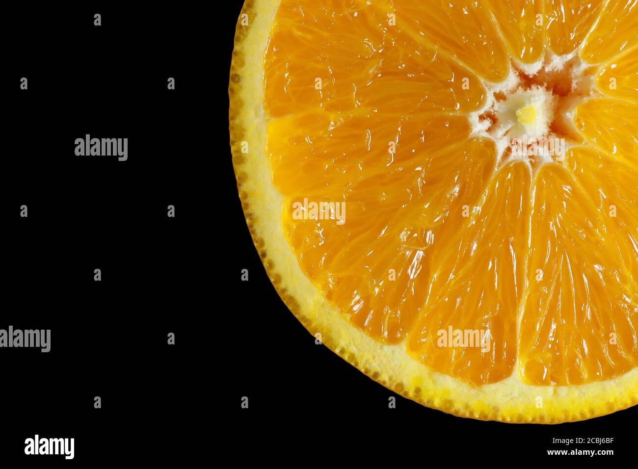 Frische einzelne Orangensaft Folie Hintergrund isolieren auf schwarzem Hintergrund, Draufsicht. Stockfoto