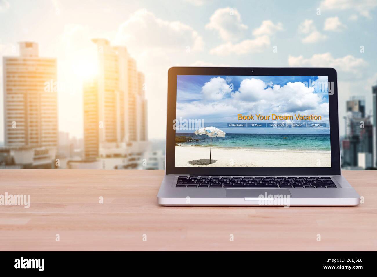 Reise, Urlaub, Urlaubsplanung Konzept: Laptop mit Website buchen Sie Ihren Traumurlaub am Bildschirm im Büro Arbeitsplatz für Geschäftsleute planen Stockfoto