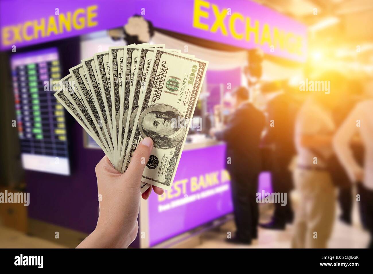 Menschen, Rückzug, Sparen, Finanzen, Währungsumrechnung und Geldwechsel-Konzept - Hände mit US-Dollar-Geld mit Unschärfe-Austausch-Stand Hintergrund Stockfoto