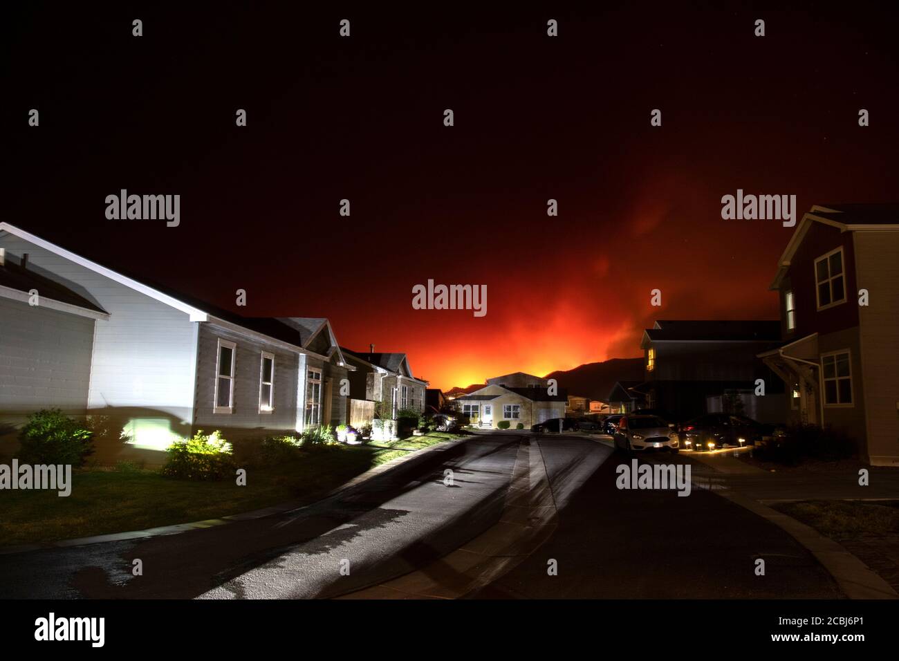 Dotsero, Colorado, USA. August 2020. Das Grizzly Creek Fire ist von Salmon Loop Dotsero aus zu sehen. Das Feuer brennt seit dem 10. August in Glenwood Canyon und hat mehr als 6,300 Hektar verbrannt. Für Dotsero wurde eine Benachrichtigung vor der Evakuierung bestellt. Kredit: Christopher Mullen/Alamy Live Nachrichten. Stockfoto