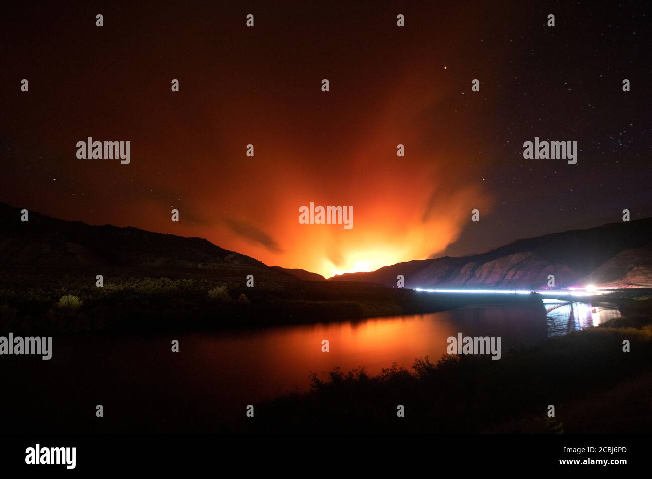 Dotsero, Colorado, USA. August 2020. Der Grizzly Creek Fire Burning im Glenwood Canyon ist von Dotsero Colorado aus zu sehen. Das Grizzly Creek Fire hat mehr als 6,300 Hektar verbrannt, seit es am 10. August begann. Für Dotsero wurde eine Benachrichtigung vor der Evakuierung bestellt. Kredit: Christopher Mullen/Alamy Live Nachrichten. Stockfoto