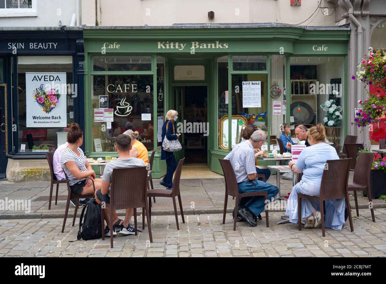 Cafe am Wells Market Square geöffnet und machen Geschäfte wie gewohnt mit sozialer Distanzierung. Stockfoto