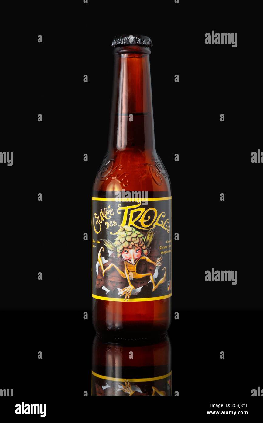 Brüssel, Belgien - Mai 17 2020: Flasche belgisches Bier (Cuvée des Trolls) isoliert auf schwarzem Hintergrund. Stockfoto