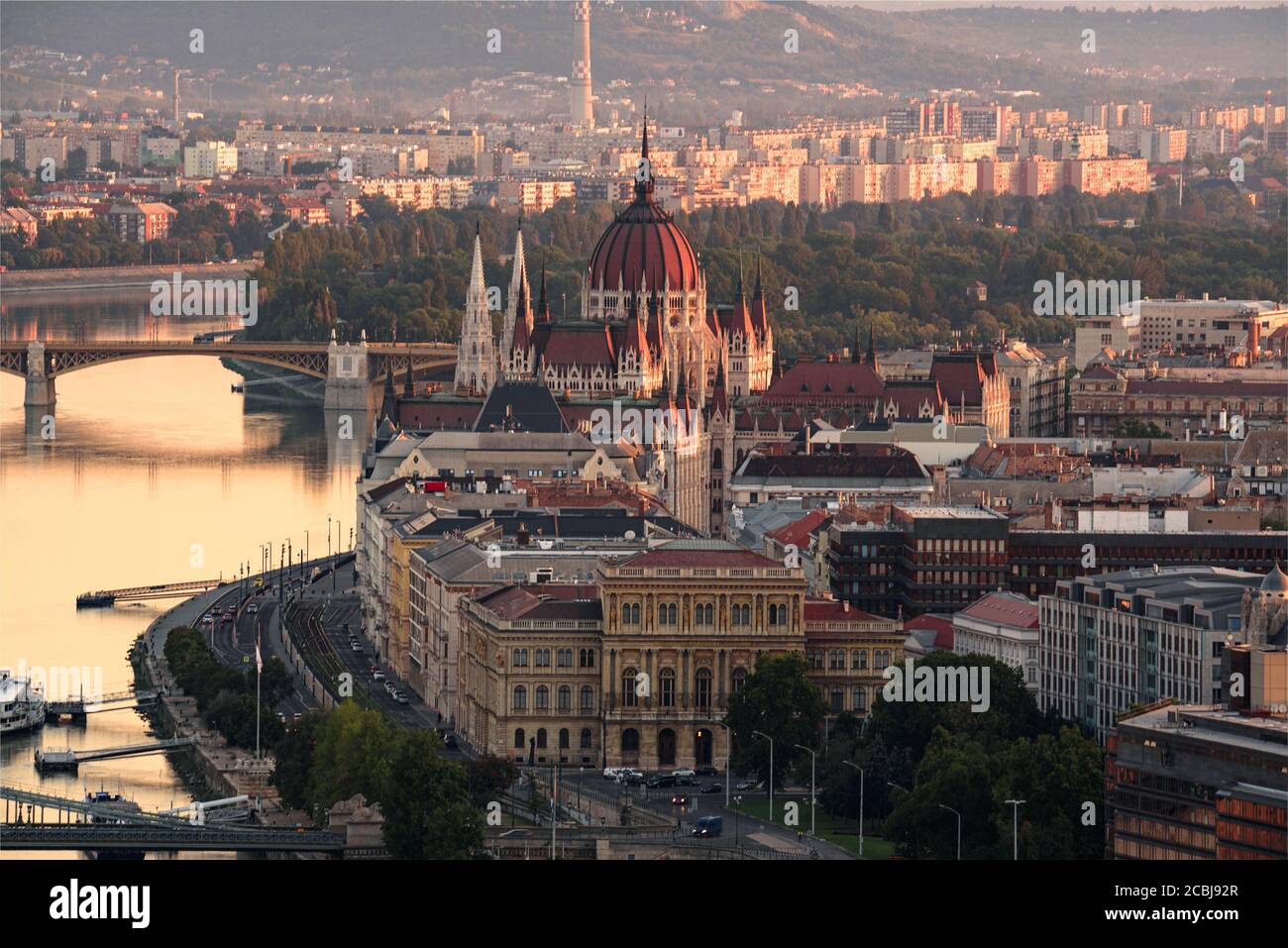 Tolle Aussicht über das ungarische Parlament und Budapest Stadt. Das Gebäude der Ungarischen Akademie der Wissenschaften im Vordergrund. Margaretenbrücke und Insel o Stockfoto