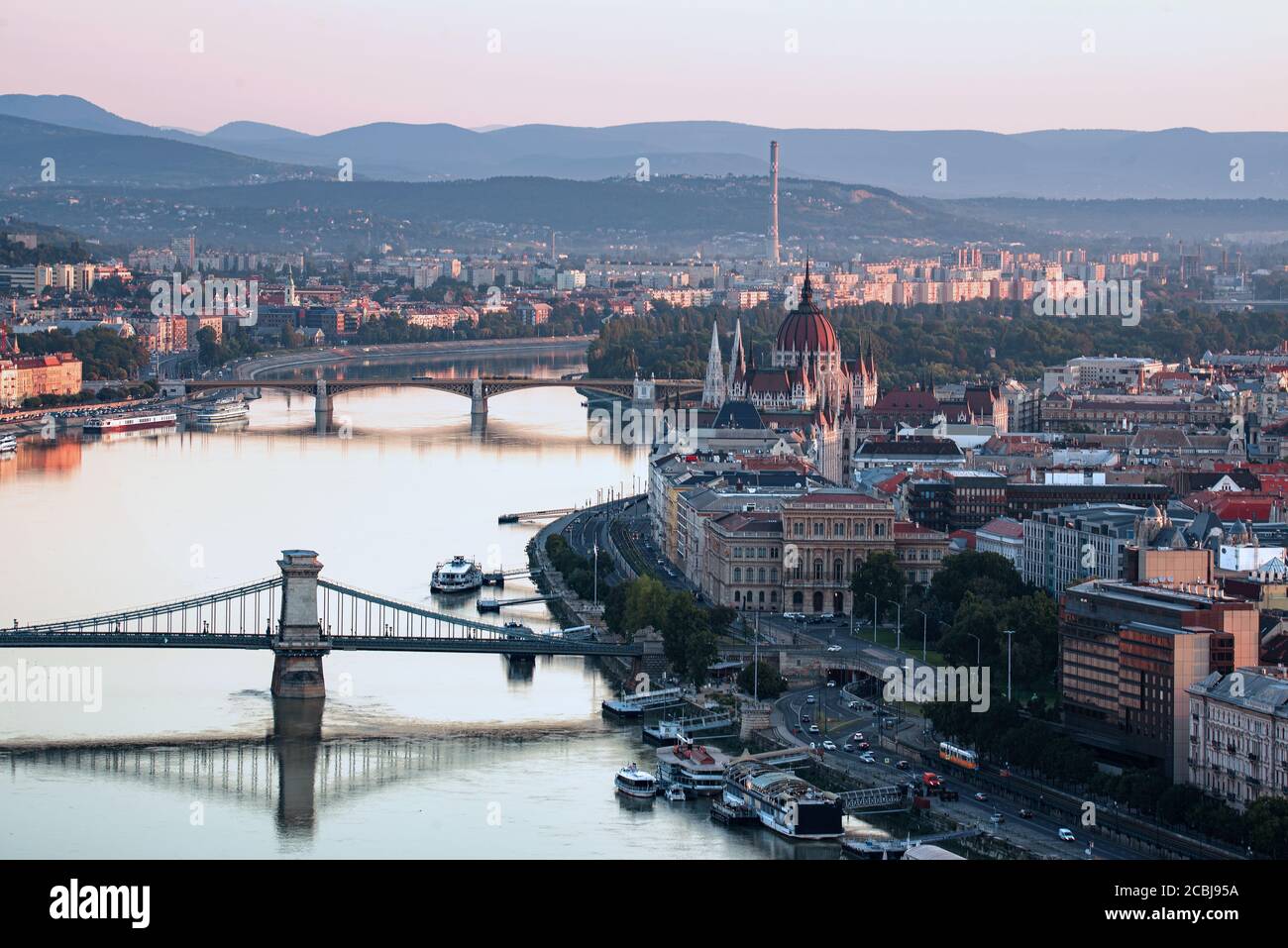 Budapester Stadtbild mit Donau und Birkenzägen. Ungarische wissenschaftliche Akademie Gebäude und Kettenbrücke im Vordergrund. Margaretenbrücke und isla Stockfoto