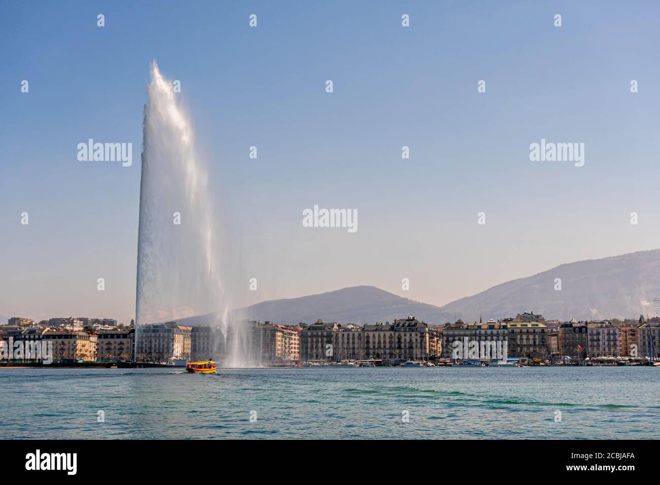 Genf, Schweiz - 15 April, 2019: Genfer See mit seinem Jet d Eau oder großen  Springbrunnen spritzen aus dem See 140 Meter oder 460 Fuß hoch Die cit  Stockfotografie - Alamy