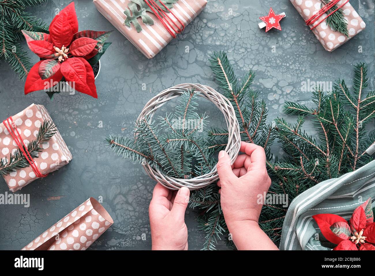 Machen wattle Weihnachtskranz. DIY Weihnachtsgeschenke und handgefertigte Dekorationen. Naturplastik kostenlos umweltfreundliche Winterfeier. Flach liegend, Draufsicht auf Stockfoto