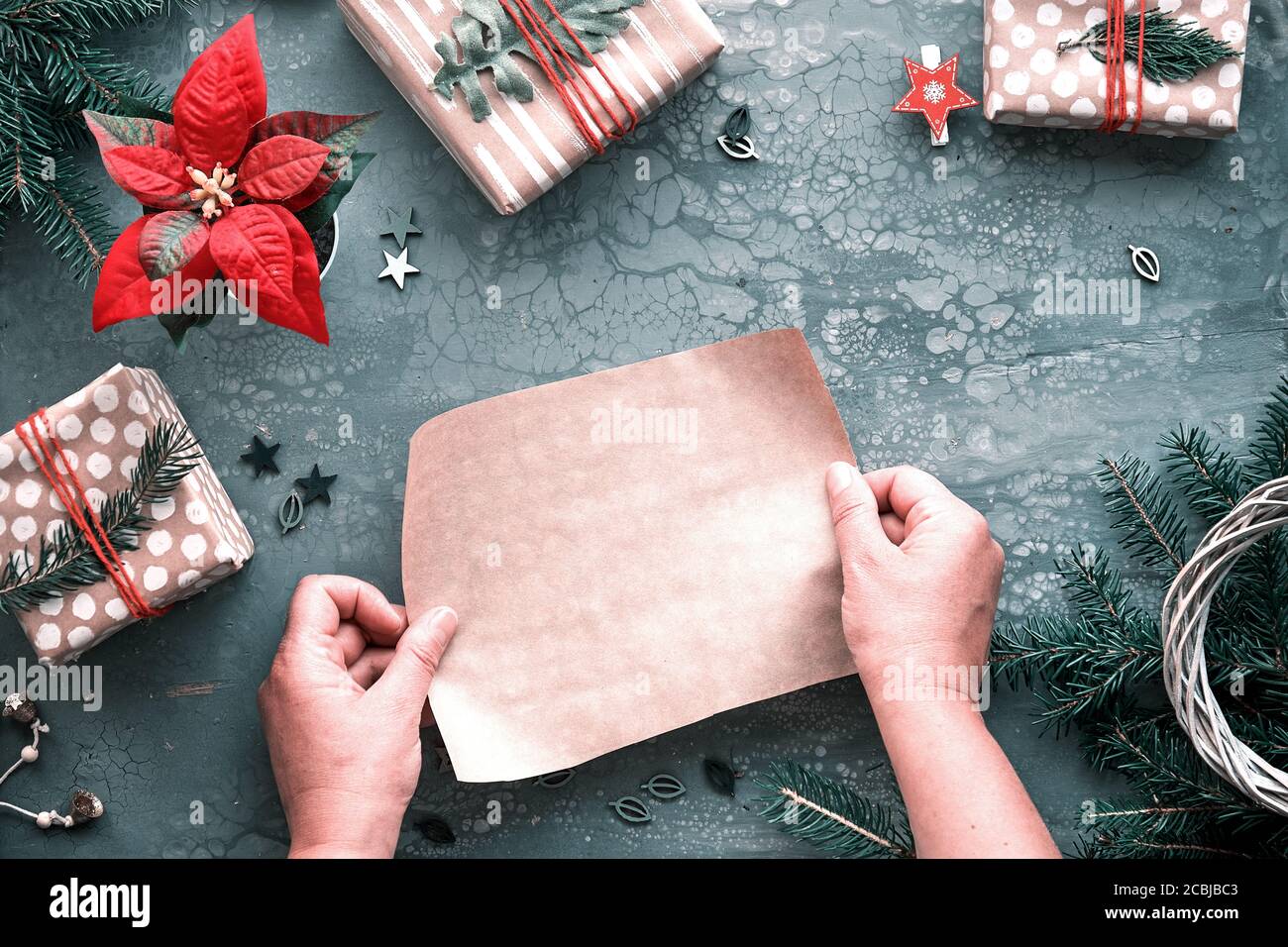 DIY Weihnachtsgeschenke und handgefertigte Dekorationen. Natürliche Kunststoff kostenlos umweltfreundliche Weihnachtsfeier. Copy-Space, Text auf Bastelpapier platzieren. Flach legen, bis Stockfoto