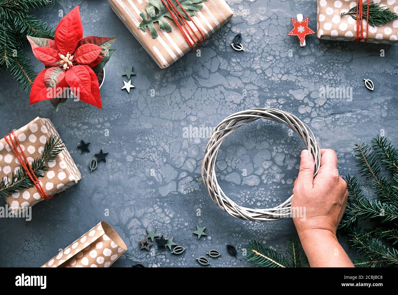 DIY Weihnachtsgeschenke und handgefertigte Dekorationen. Natürliche Kunststoff kostenlos umweltfreundliche Weihnachtsfeier. Flach liegend, Draufsicht auf grauem Hintergrund. Stockfoto