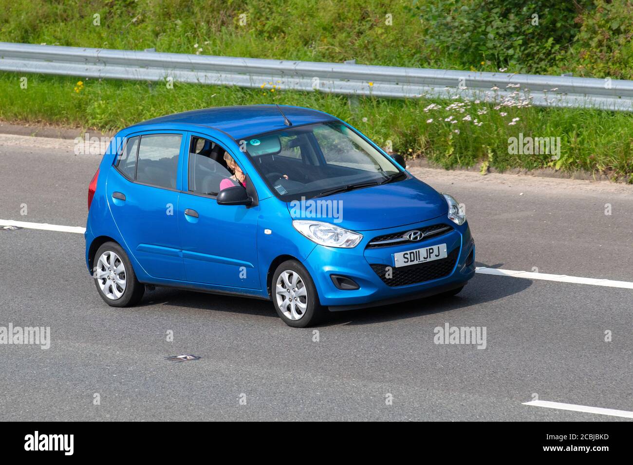 2011 Blue Hyundai I10 Classic; Fahrzeugverkehr Fahrzeuge, Autos, die Fahrzeuge auf britischen Straßen fahren, Motoren, Autofahren auf der Autobahn M6. Stockfoto