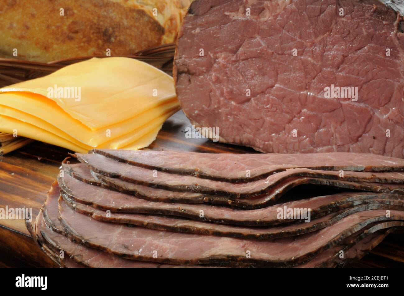 Dünne Scheiben Roastbeef und Scheiben amerikanischer Käse Stockfoto