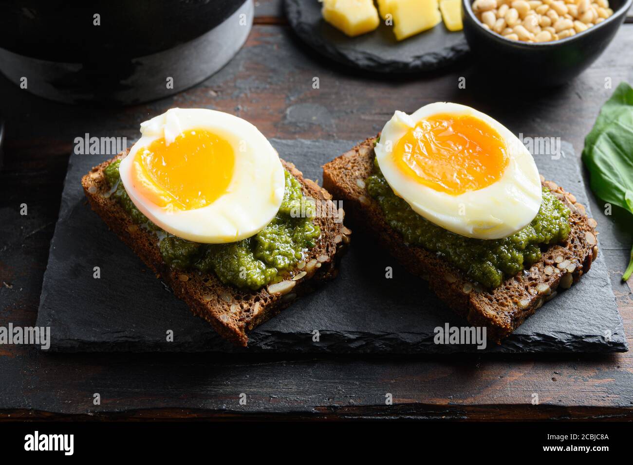 Eier Panini Brot mit Pesto und heißen sriracha Sauce italienisch Frühstück mit Zutaten grünen Pesto Seitenansicht aus der Nähe Stockfoto