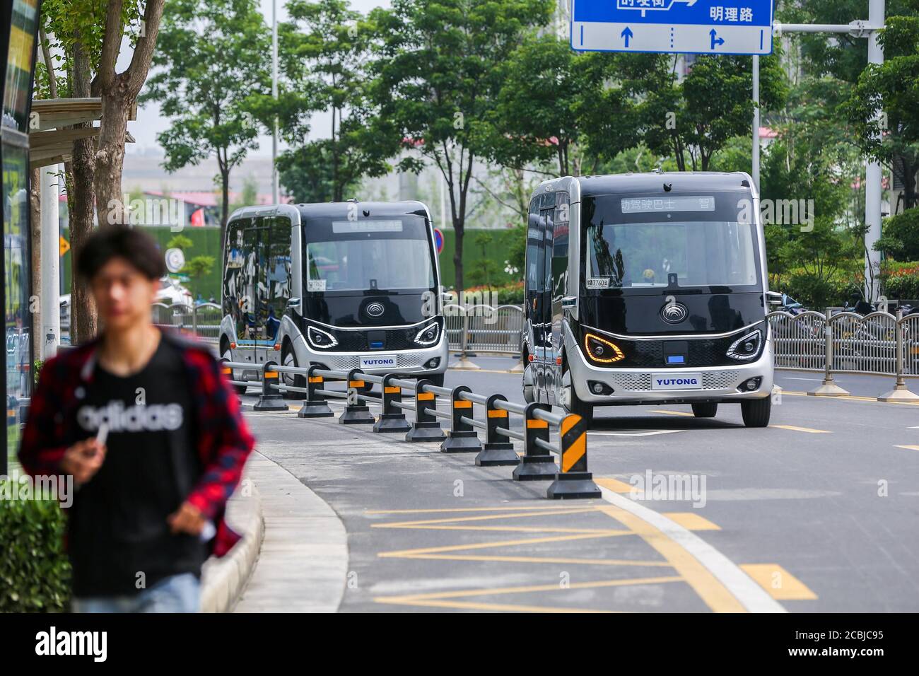 Zhengzhou, Zhengzhou, China. August 2020. HenanÃ¯Â¼Å'CHINA-am 11. August 2020, henan zhengzhou, zhengdong neuen Bezirk geben Weisheit Insel See Schleife, yutong automatisierte Fahren Bus hat für ein Jahr laufen, die auf 5 g L4 automatisierte Fahren Bus basiert haben hochintelligente, angetrieben und autonome Hindernisvermeidung, Patrouillenübergänge wie Task können präzise, vollständig sein, können auch Krankenwagen, Feuerwehrfahrzeuge usw. identifizieren und die Initiative ergreifen, um Platz zu geben."Smart car smart Road ubiquitous Cloud" bringt große Veränderungen für zhengzhou Bürger Reisen. Obwohl sie in Betrieb sind Stockfoto