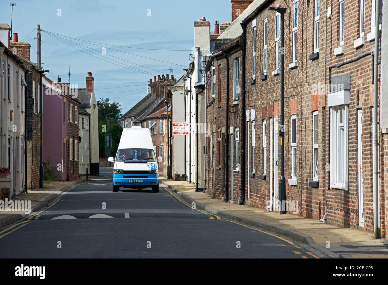 VW Wohnmobil im Dorf Cawood, North Yorkshire, England Stockfoto
