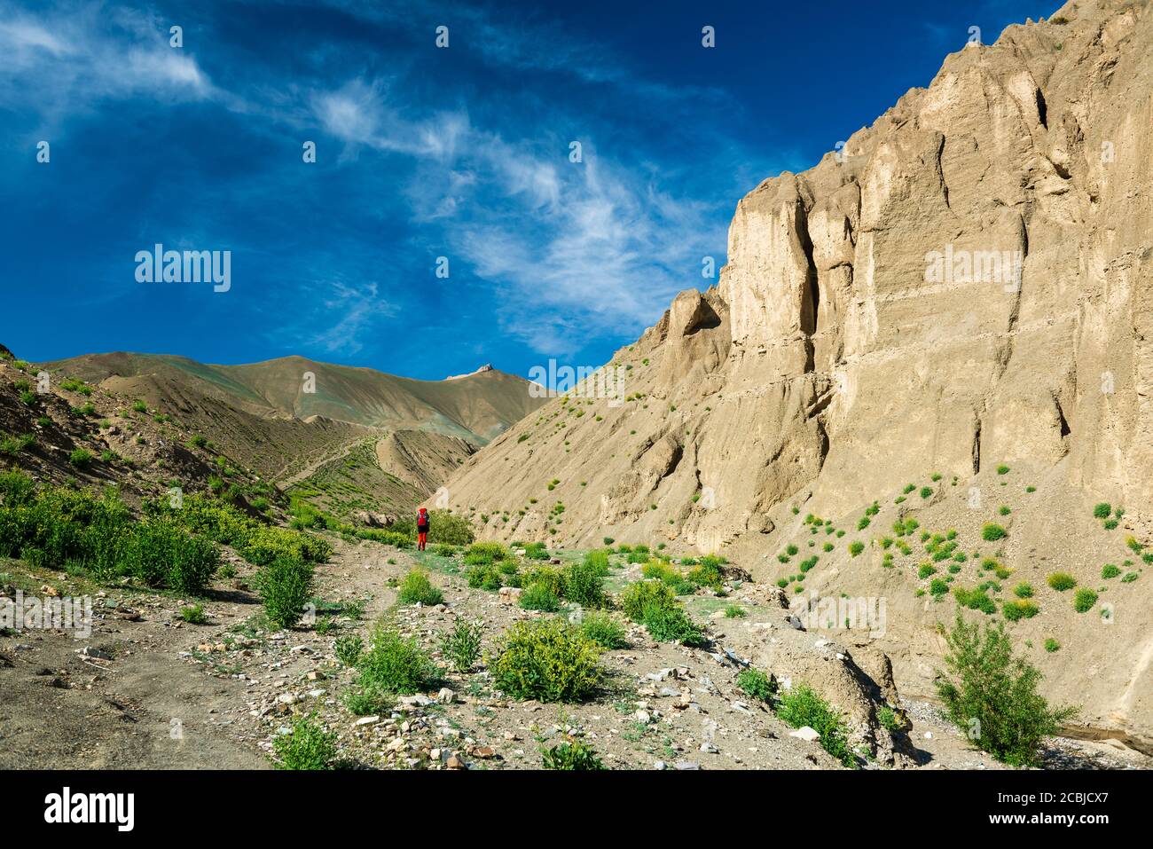 Touristischen während der Expedition in den Bergen ist Ladakh bewundern das schöne Panorama der Karakorum Stockfoto