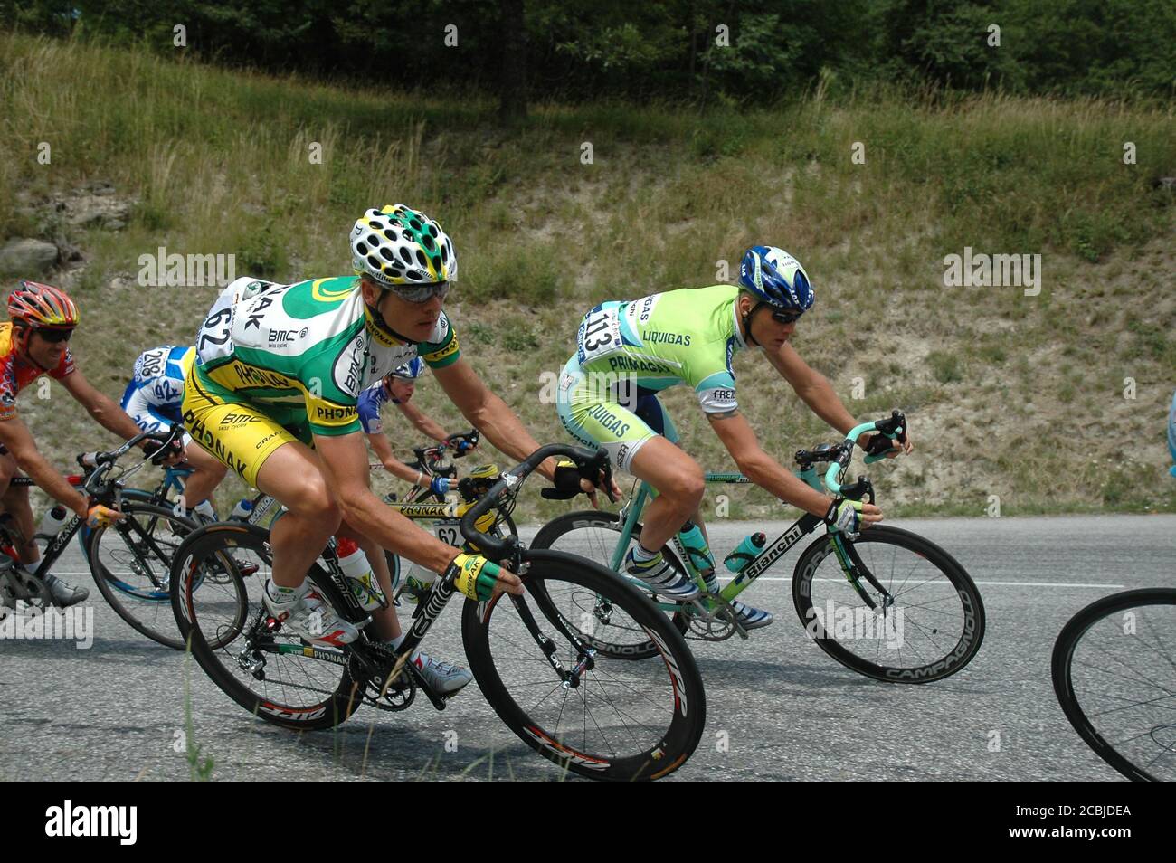 Der schwedische Radprofi Magnus Bäckstedt (rechts - Nummer 113) startet 2005 bei der Tour de France - Etappe 11: Courchevel - Briançon. Stockfoto