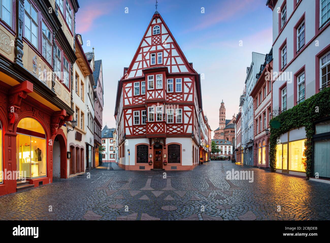 Mainz, Deutschland. Stadtbild der Mainzer Altstadt während des Sonnenaufgangs im Sommer. Stockfoto