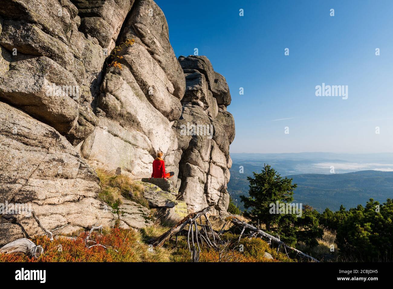 Wandern auf touristischen Wegen im Nationalpark Karkonosze in Polen mit dem Rucksack auf der Rückseite. Felsformation Pferdeköpfe Stockfoto