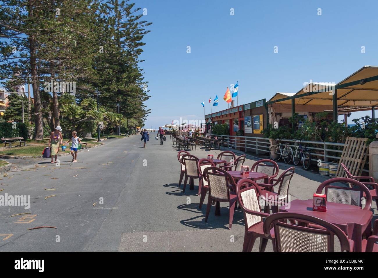 Bordighera, Ligurien, Italien Juli 25 2015: Menschen, die im Sommer auf der Promenade in Bordighera, Ligurien, Italien spazieren gehen. Die italienische Riviera ist ein popul Stockfoto