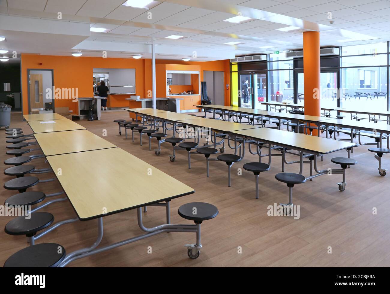 Faltbare Esstische werden im Speisesaal einer neuen, Londoner Sekundarschule für den Gebrauch vorbereitet aufgestellt. Stockfoto