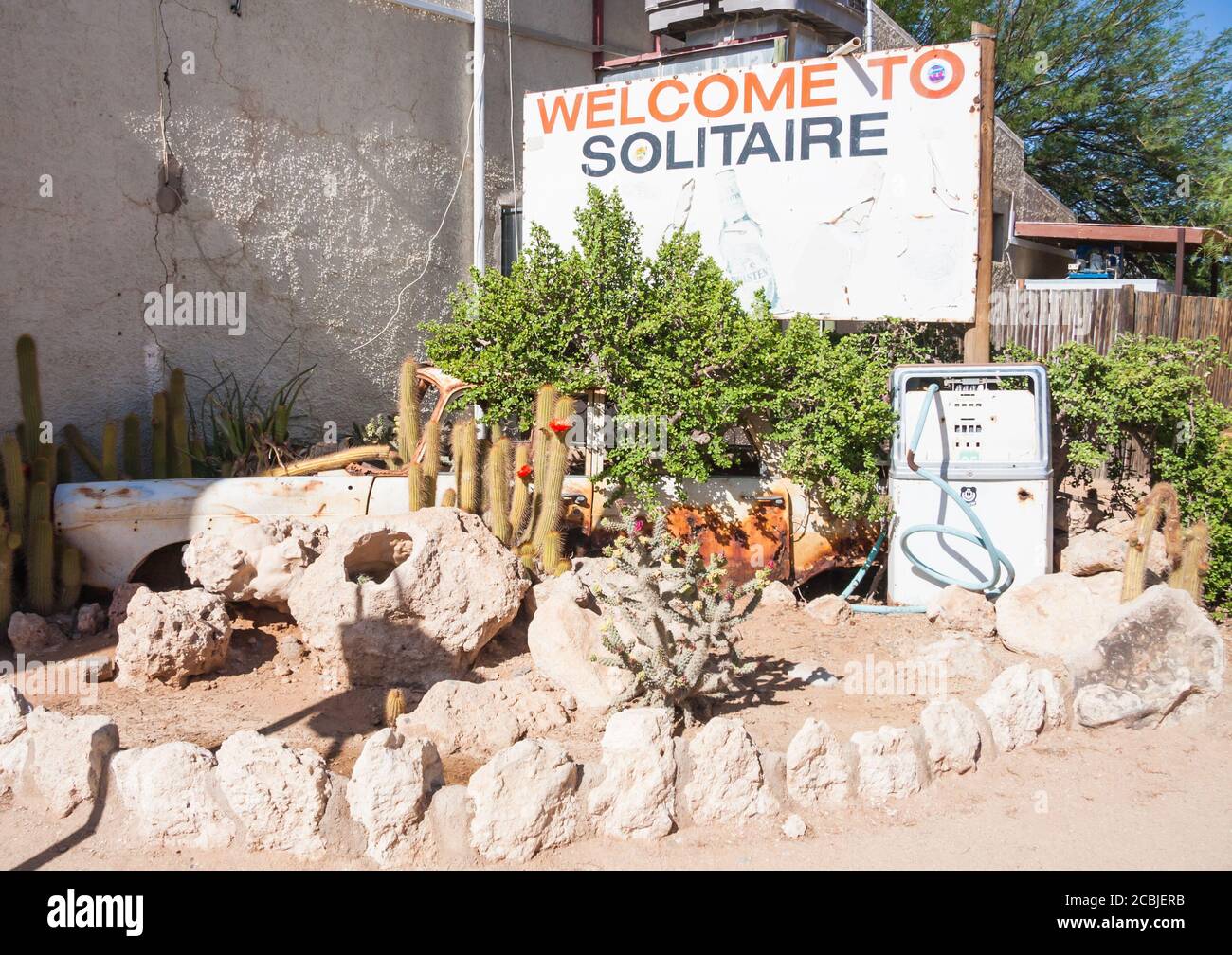 Solitaire, Namibia Nov 30 2016: Willkommensschild an der Solitaire Service Station. Dies ist ein ikonischer Touristenstopp mitten in der Wüste Namibias. Stockfoto