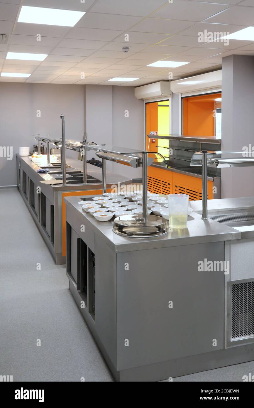 Schulküche Servery bereit, Mittagessen in einer brandneuen Londoner Schule zu dienen. Stockfoto