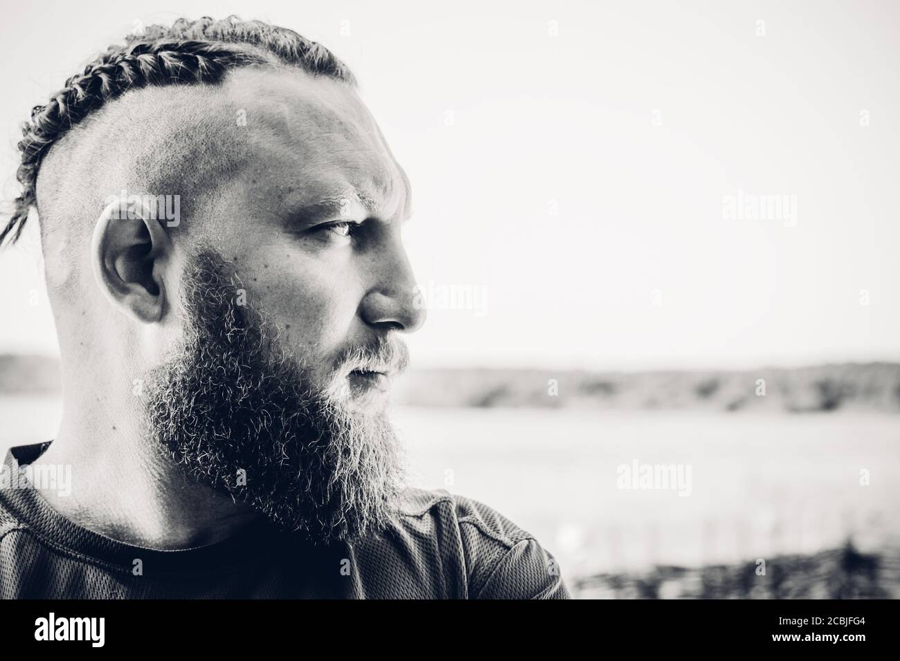 Schöner langbärtiger Mann. Mann mit einem Bartprofil. Freiheit, Raum, Luft, Biker, Lifestyle Stockfoto