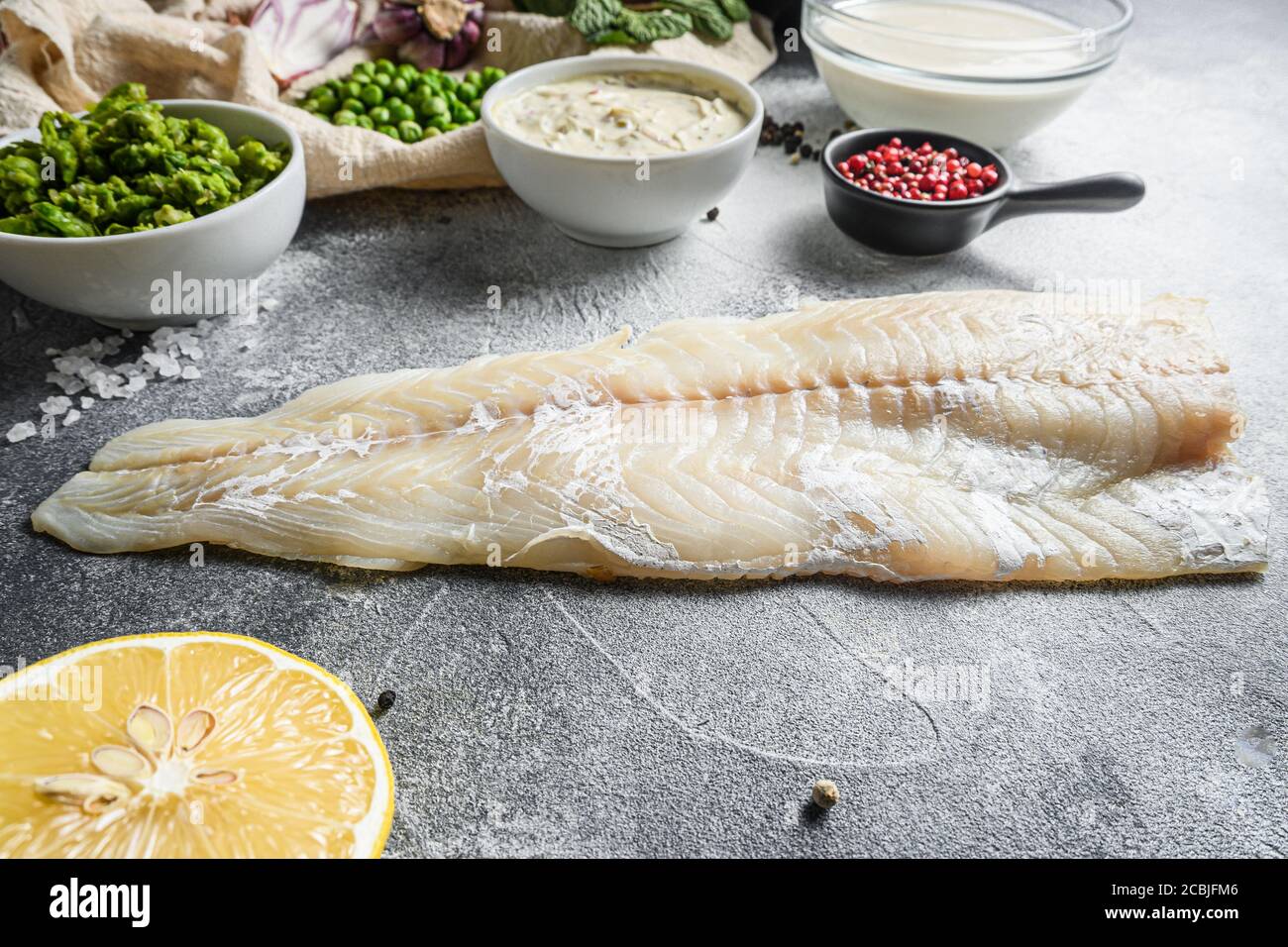 Kabeljau Fisch für englisch traditionell Fisch und Chips Zutaten Bierteig, Kartoffel, Tartarsauce, Minze Mushy Erbsen, Zitrone, Schalotte, Minze, Knoblauch, Salz Stockfoto
