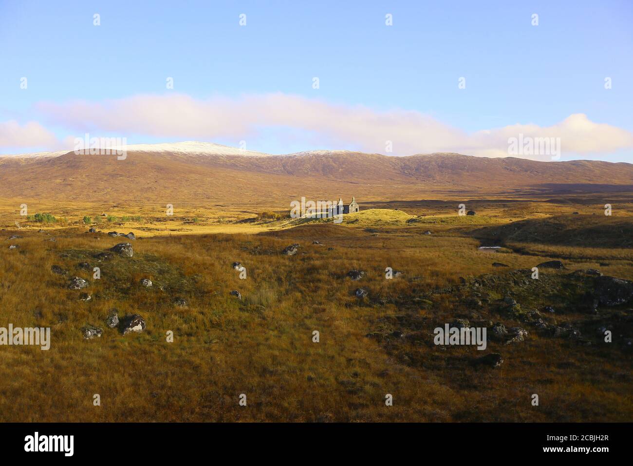 Die schottischen Highlands mit einer Ruine, die sehr düster aussieht. Stockfoto