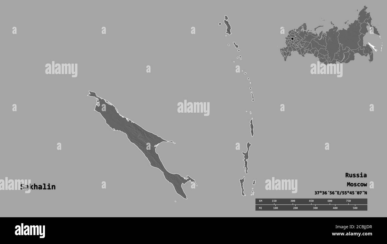 Form von Sachalin, Region von Russland, mit seiner Hauptstadt auf festem Hintergrund isoliert. Entfernungsskala, Regionenvorschau und Beschriftungen. Höhenkarte mit zwei Ebenen. Stockfoto