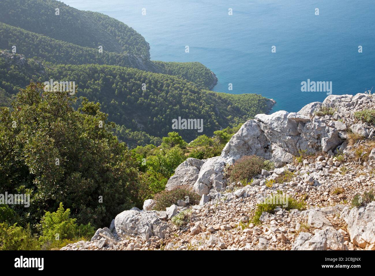 Kroatien - die wilde Landschaft und die Küste der Halbinsel Peliesac in der Nähe von Zuliana vom Sveti Ivan Gipfel. Stockfoto