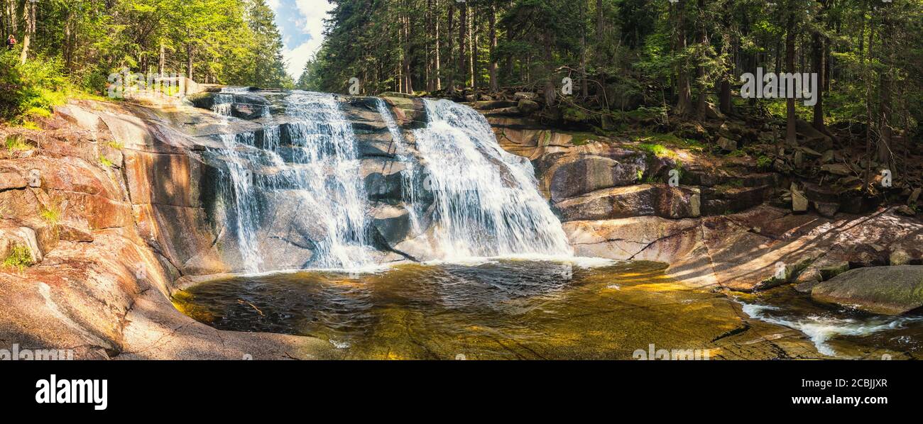 Wasserfälle auf dem Fluss - Mumlava Wasserfall, Nationalpark Riesengebirge, Tschechische republik Stockfoto