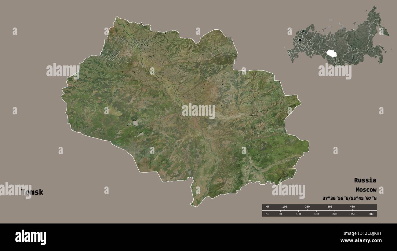Form von Tomsk, Region von Russland, mit seiner Hauptstadt auf festem Hintergrund isoliert. Entfernungsskala, Regionenvorschau und Beschriftungen. Satellitenbilder. 3D-Rend Stockfoto