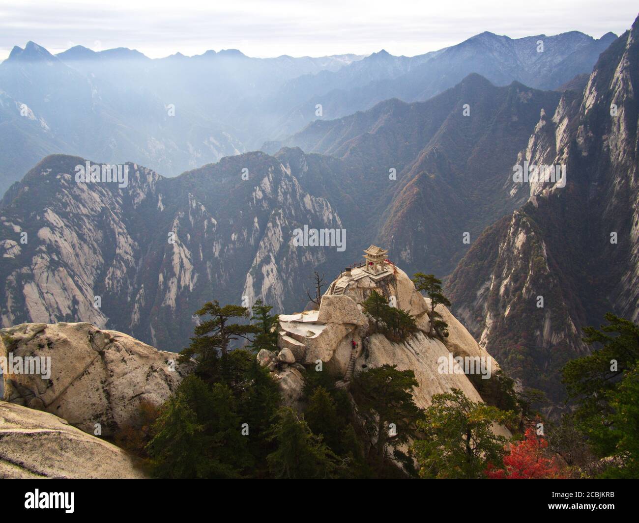 Berg Huashan in der Nähe der Stadt Xian. Der gefährlichste Weg und gekrönte Menschen in China. Der Berg Hua ist einer der fünf Großen Berge Chinas in Huayin Stockfoto