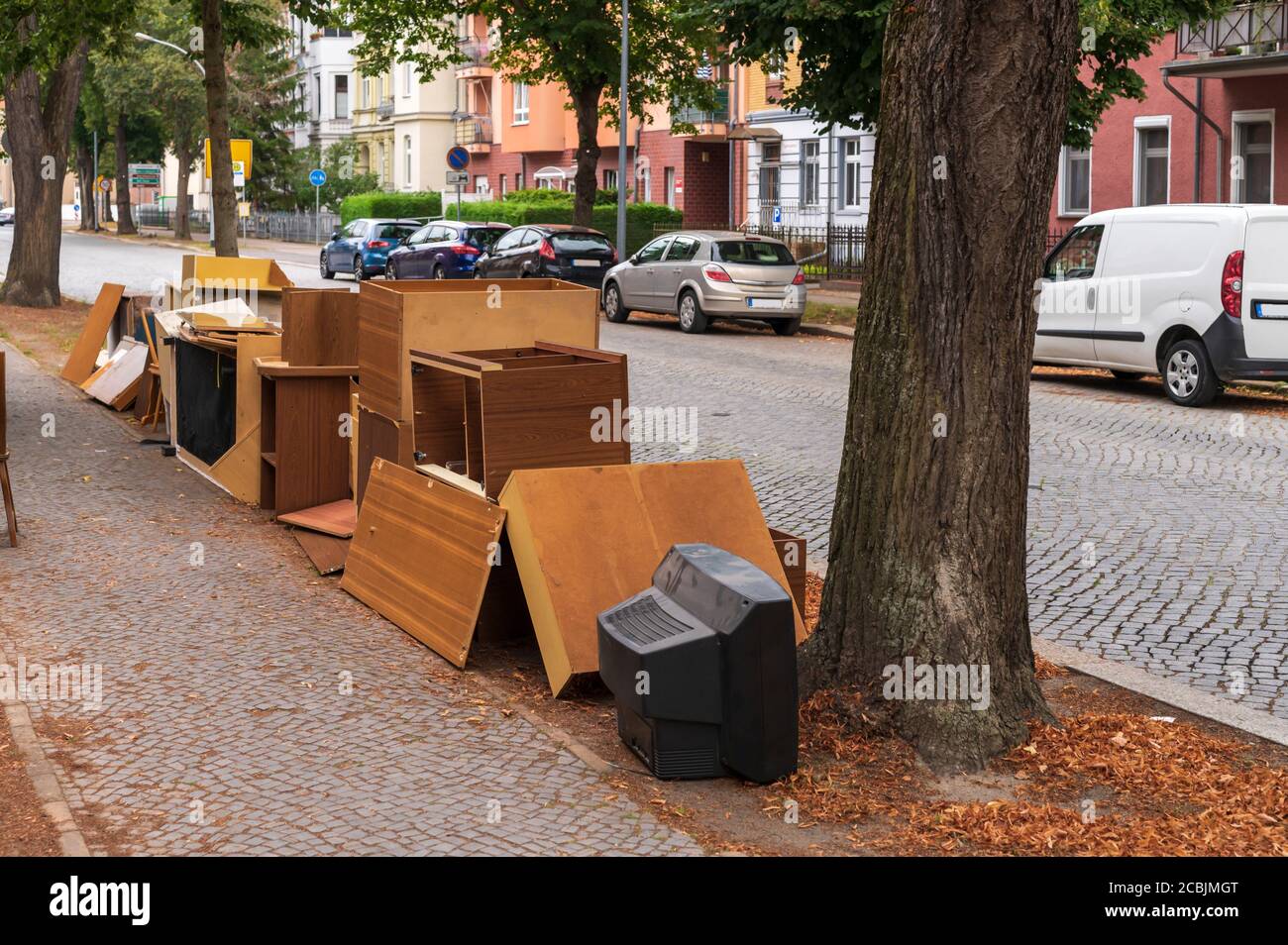 Sperrige Abfälle am Straßenrand Stockfoto