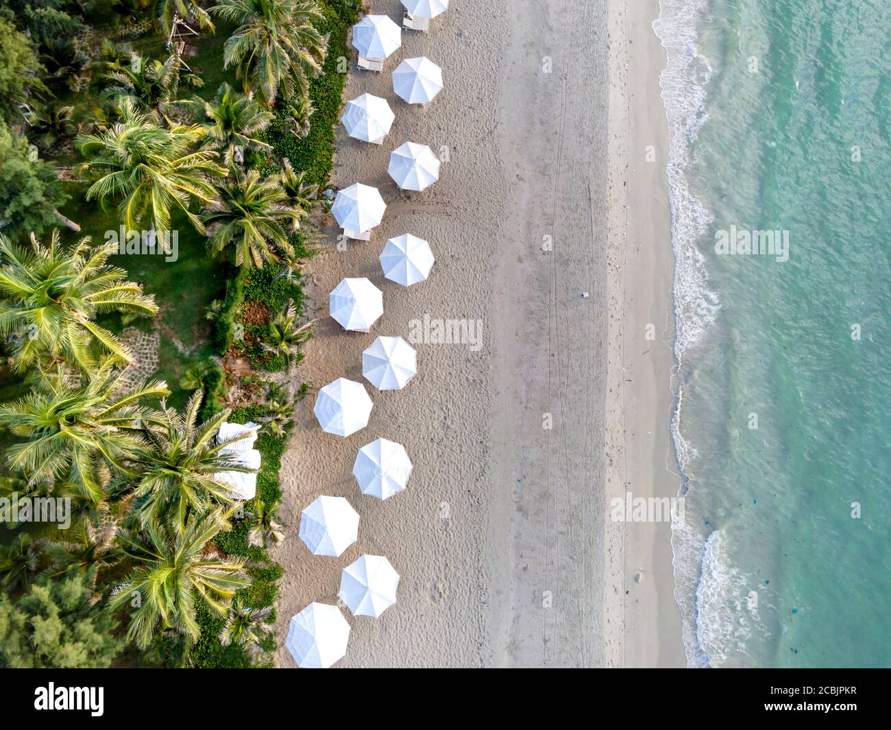 DOC Let Beach, Provinz Khanh Hoa, Vietnam - 4. August 2020: Das Bild von Doc Let Resort in der Provinz Khanh Hoa, Vietnam von oben betrachtet. Dies ist ein f Stockfoto