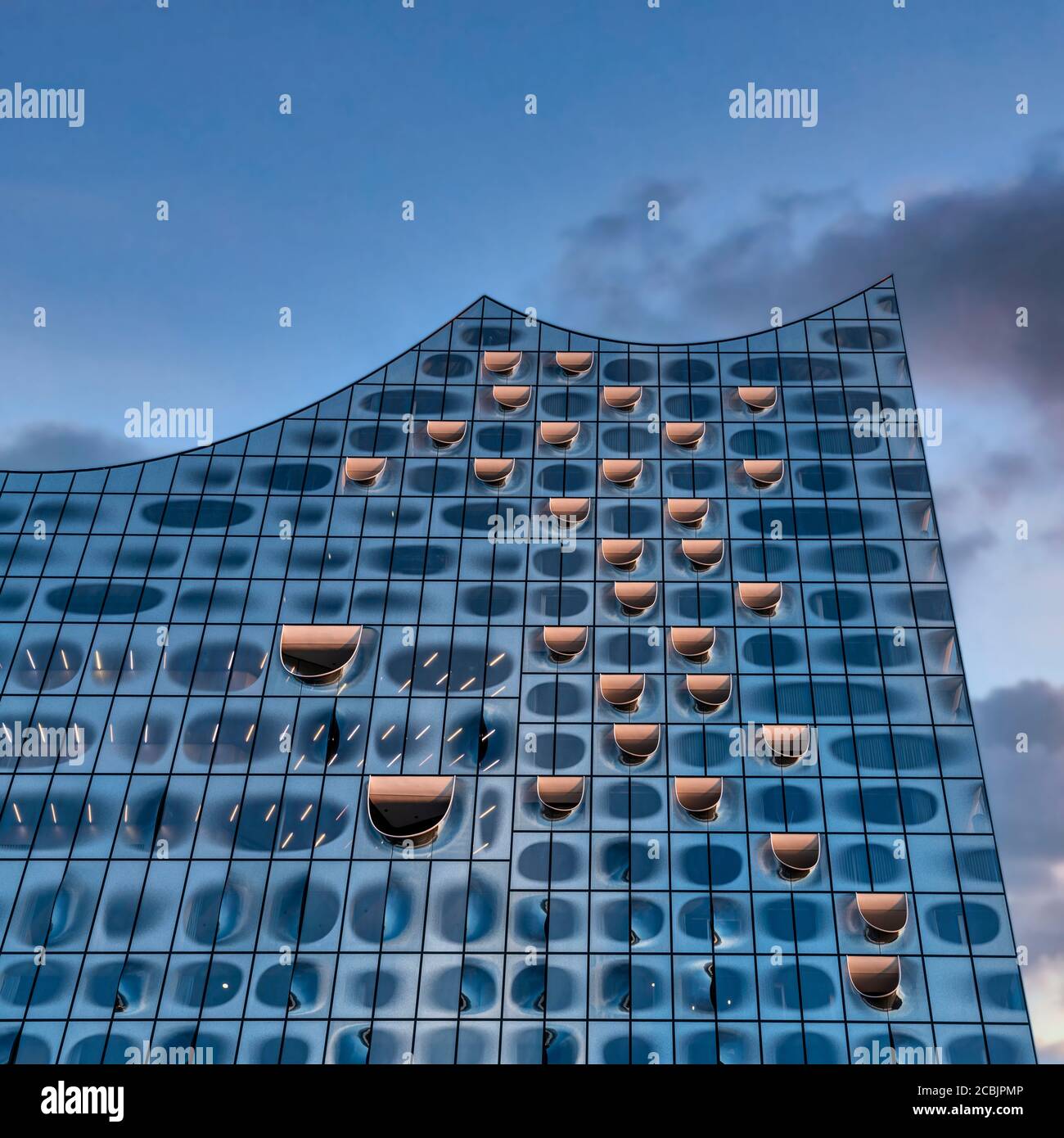 Elbphilharmonie zur Blauen Stunde, HafenCity, Speicherstadt, Hamburg, Deutschland, Europa Stockfoto