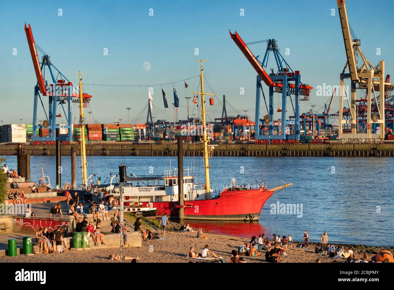 Belebter Elbstrand, dass ein historisches Schiff im Museumshafen Övelgönne, Elbe Fluss und Hamburger Hafen, Hansestadt Hamburg, Deutschland, Stockfoto