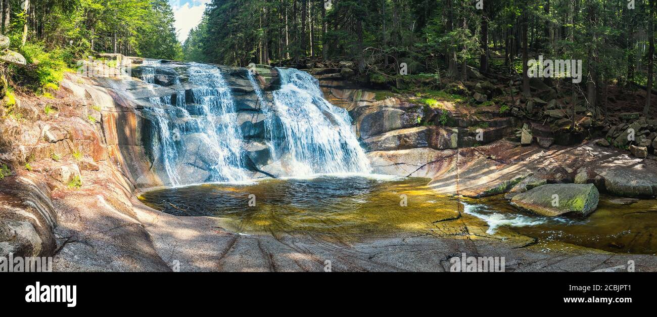 Wasserfälle auf dem Fluss - Mumlava Wasserfall, Nationalpark Riesengebirge, Tschechische republik Stockfoto