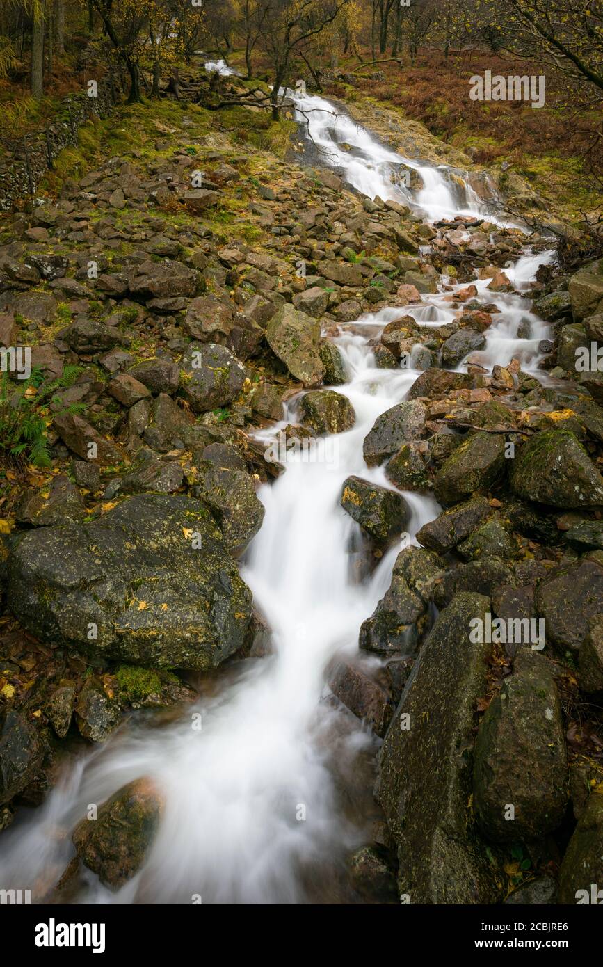 Sourmilk Gill am Fuße des Red Pike fiel kurz bevor es in Buttermere im Lake District, Cumbria, England mündet. Stockfoto