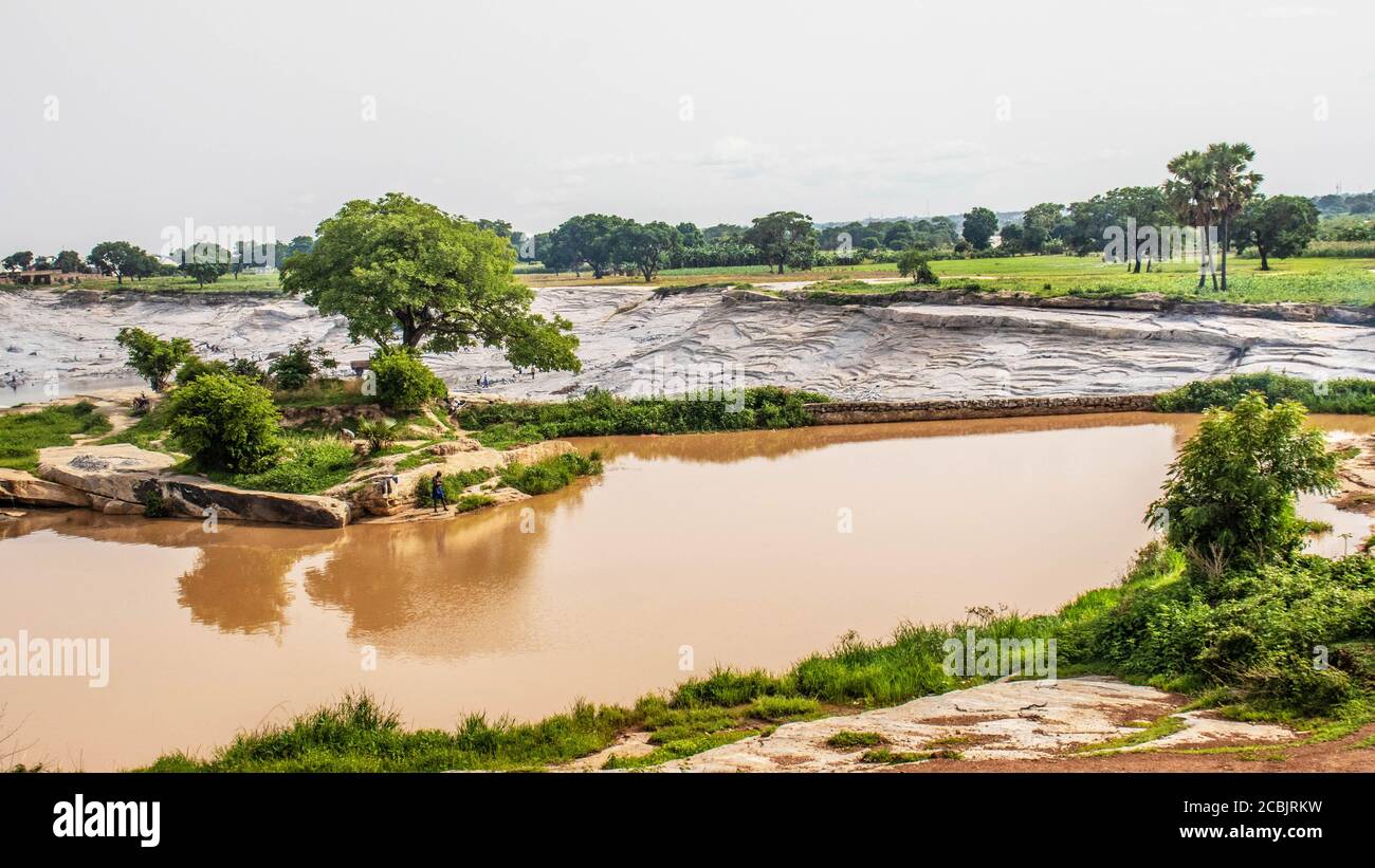 Graben Standort in einer schönen Landschaft. Dieses Bild zeigt Wasserweg, der zum Fluss Kaduna und einem Teil des berühmten Kaduna Steinbruchs führt Stockfoto