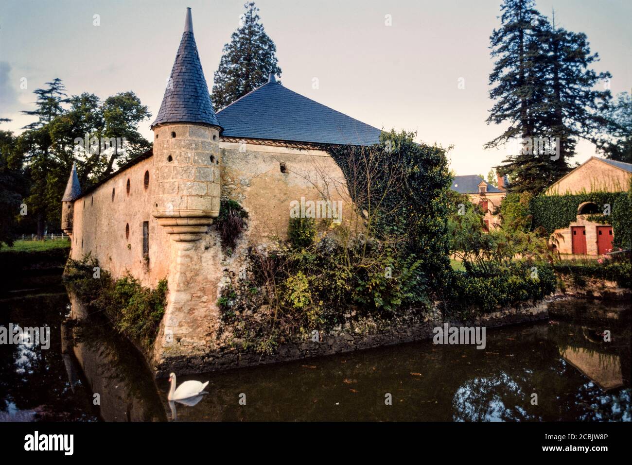 Wassergraben kleines Chateaux Bauernhaus La Fosse de Tigne Frankreich Stockfoto