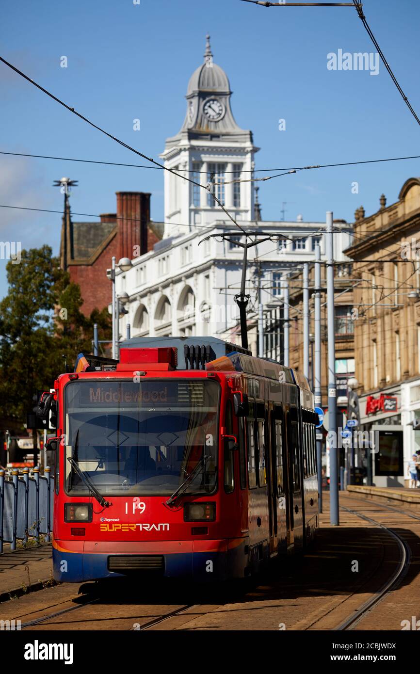 Blick auf die Commercial Street zur High Street mit weißem Gebäude Grade II gelistete Telegraph House und Stagecoach Super Trams in Stadtzentrum von Sheffield Stockfoto